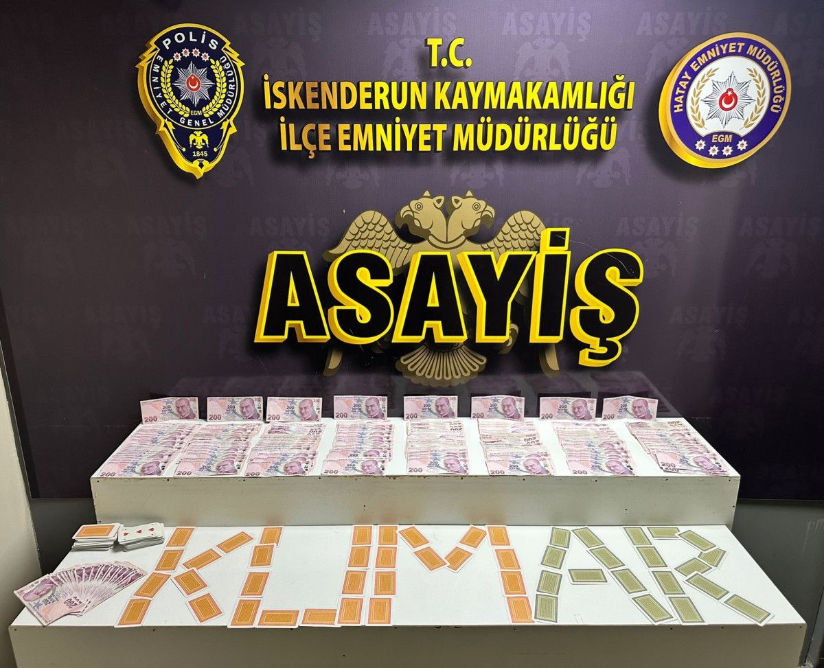 Hatay'da kumar masasında yakalanan şahıs, 'kameraya çekme' diyerek tepki gösterdi 1 hatayda kumar masasinda yakalanan sahis kameraya cekme diyerek tepki gosterdi 0 bXPL3EvD