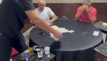 hatayda kumar masasinda yakalanan sahis kameraya cekme diyerek tepki gosterdi 1m4rp7fb