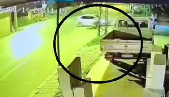 hatayda motosikletin surucusu otomobile ok gibi saplandi metrelerce havaya uctu qKzmCDnI