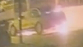 hatayda park halindeki otomobil kundaklandi iNQXwxcN