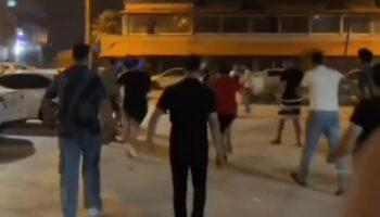 hatayda parktakiler ile ihbara gelen polislere bicak ceken 4 kisi gozaltina alindi D1xLGvbK