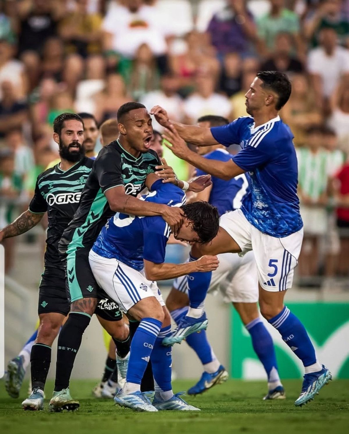 hazirlik macinda ortalik karisti futbolcular yumruk yumruga kavga etti 0 OLu81Iic