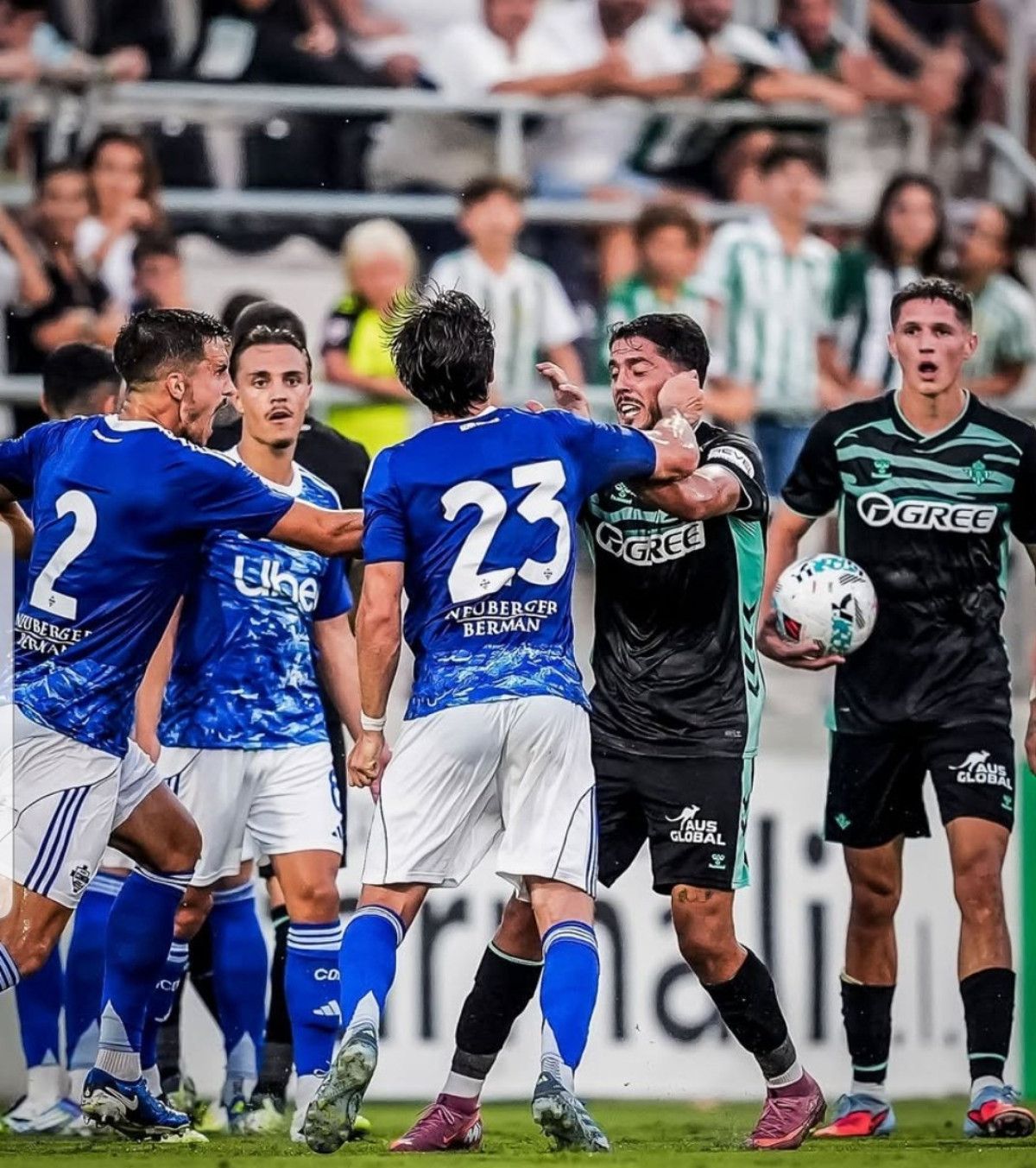 hazirlik macinda ortalik karisti futbolcular yumruk yumruga kavga etti 1 hchrwALI