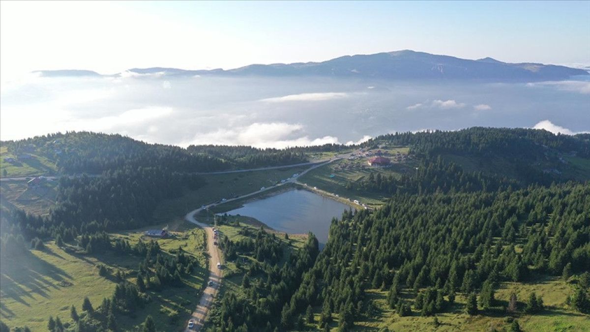 hem turbesi hem manzarasi var bu yayla bulutlara komsuluk yapiyor turistler akin ediyor 0