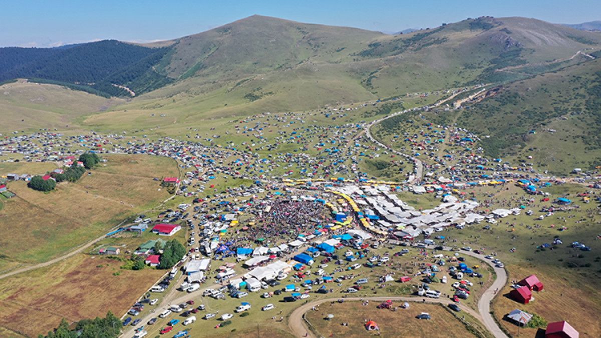 hem turbesi hem manzarasi var bu yayla bulutlara komsuluk yapiyor turistler akin ediyor 1 cBuWM8qY