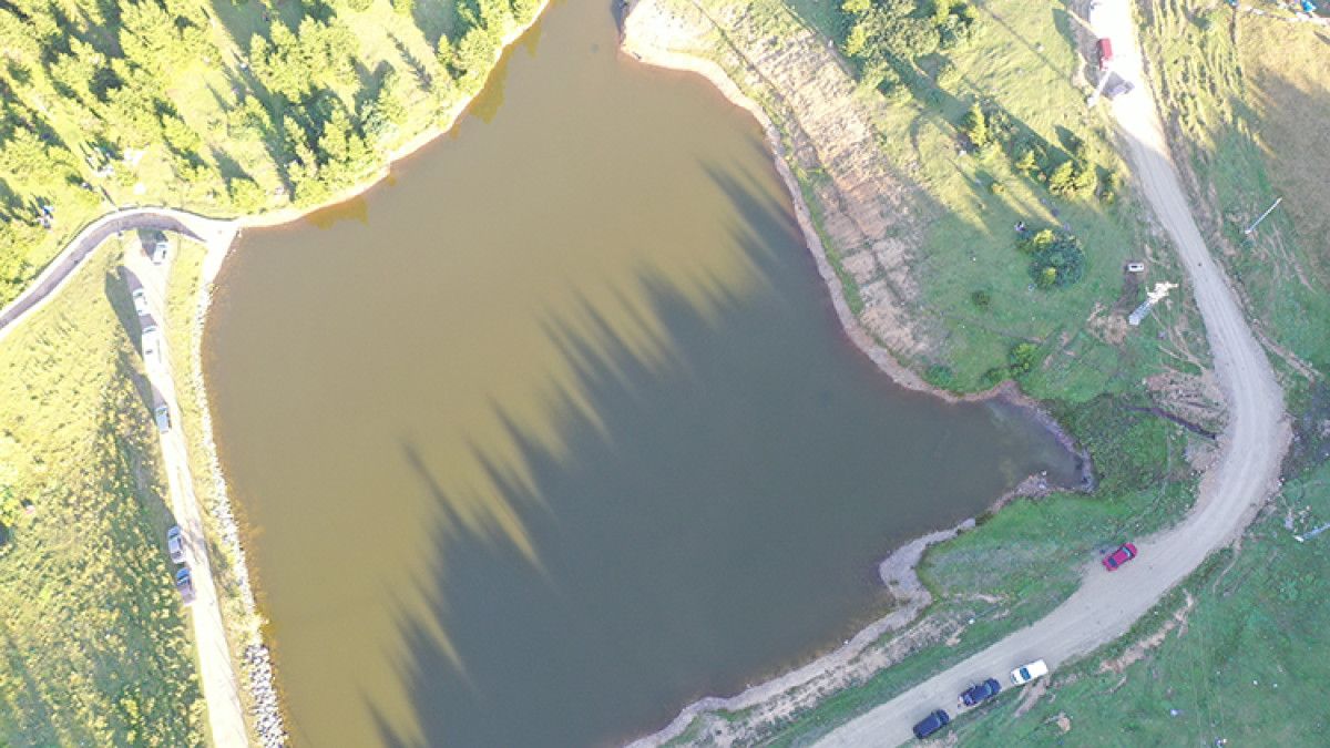 hem turbesi hem manzarasi var bu yayla bulutlara komsuluk yapiyor turistler akin ediyor 3 zzOhKZsH