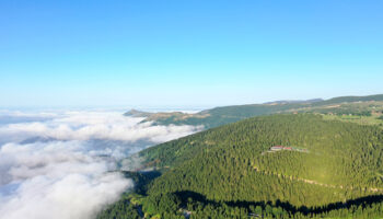 hem turbesi hem manzarasi var bu yayla bulutlara komsuluk yapiyor turistler akin ediyor vwWQgTmJ