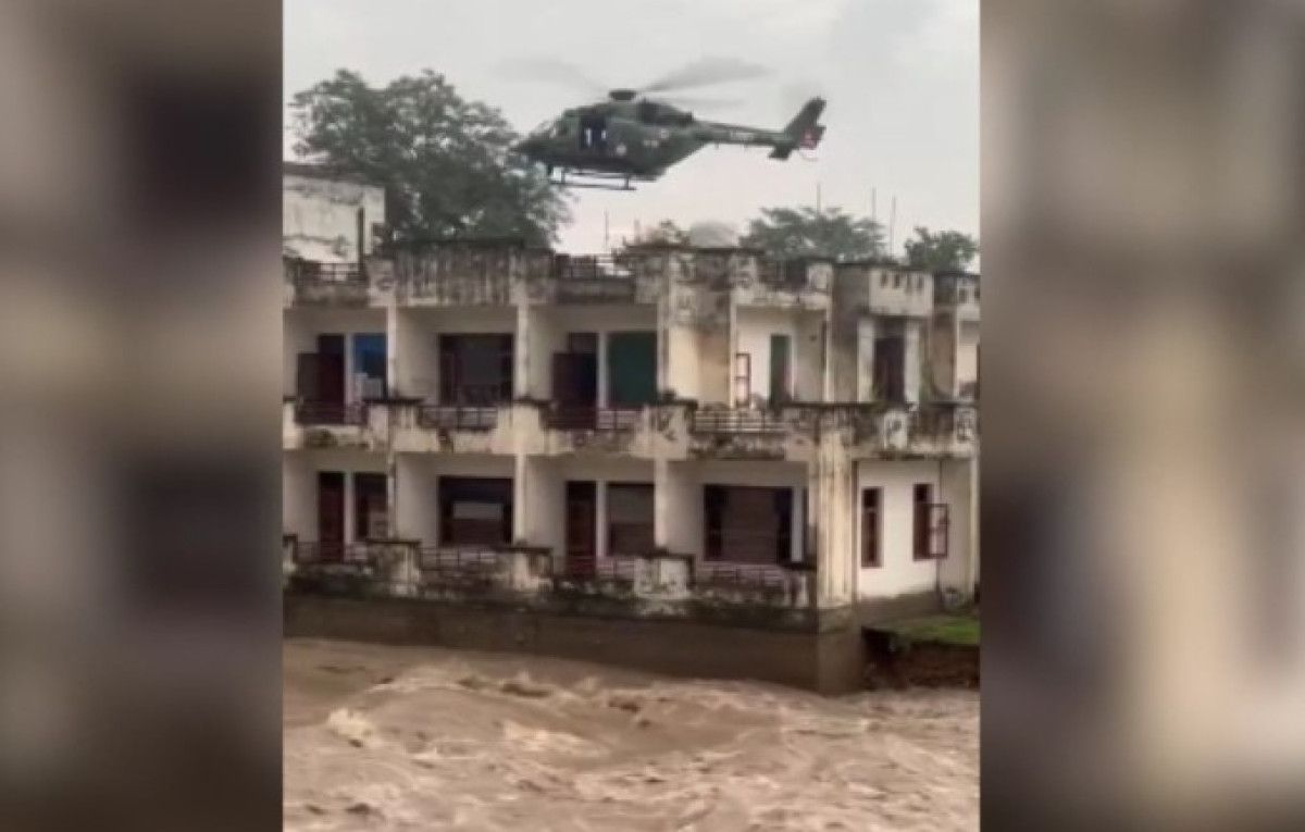 hindistanda nehir kenarindaki bina tahliye sirasinda yikildi 0 wBaa5wdw