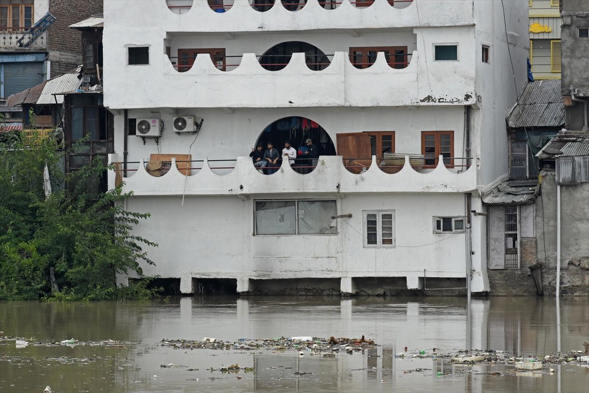 hindistanda nehir kenarindaki bina tahliye sirasinda yikildi 1 MUhuXBqM