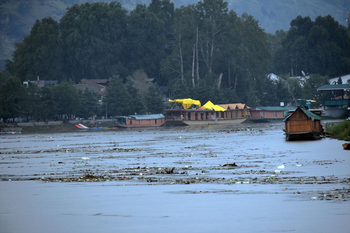 hindistanda nehir kenarindaki bina tahliye sirasinda yikildi 2 C8YOnfcQ