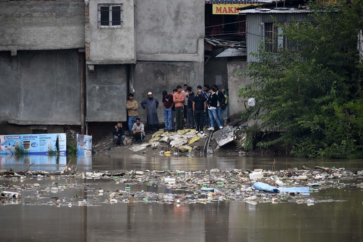 hindistanda nehir kenarindaki bina tahliye sirasinda yikildi 3 VC4rPXBj
