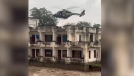 hindistanda nehir kenarindaki bina tahliye sirasinda yikildi 5RhgP3Bj