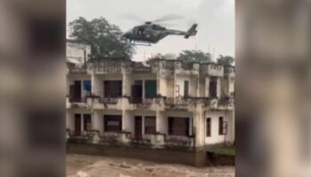 hindistanda nehir kenarindaki bina tahliye sirasinda yikildi 5RhgP3Bj