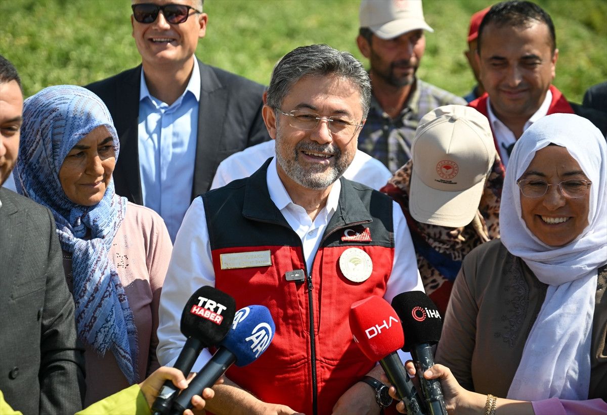 ibrahim yumakli hasada katildi ureticilerle domates topladi 3 kjYizMm2