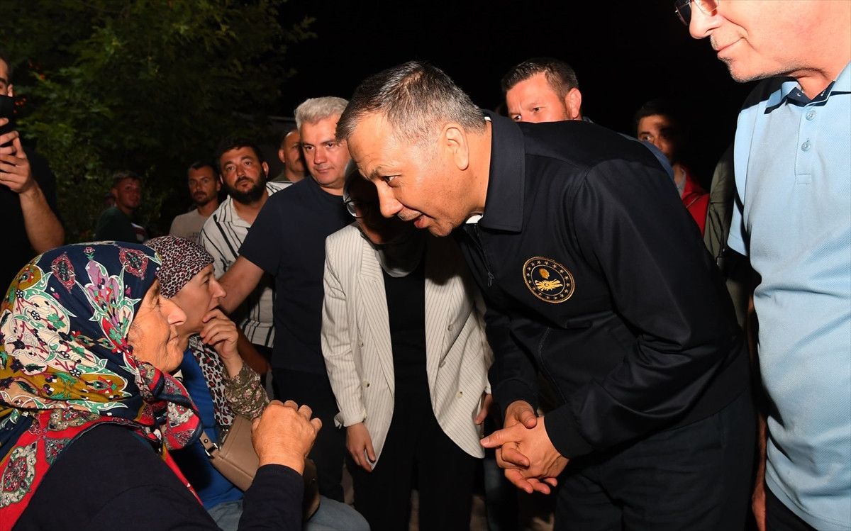 icisleri bakani yerlikaya deprem bolgesinde vatandaslarla sohbet etti 0 ISMel7SA