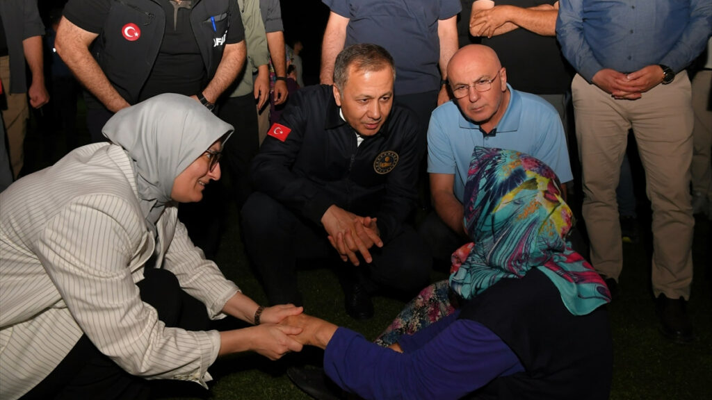 icisleri bakani yerlikaya deprem bolgesinde vatandaslarla sohbet etti v46bOjds