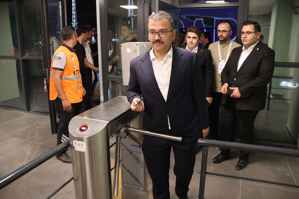 Iğdır Valisi Turan, protokol tribününe elektronik biletle giriş yaparak maçı takip etti 1 igdir valisi turan protokol tribunune elektronik biletle giris yaparak maci takip etti 0 f3vN3ZYb