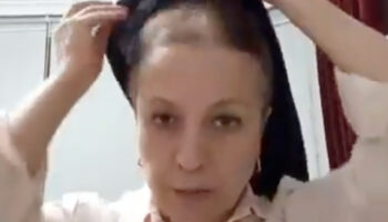 ilahiyatci emine yucel basortusunu cikardi bu tepkisel bir eylem EZNsp765