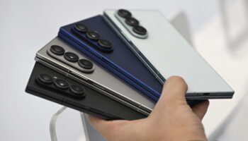 ingilterede 12 bin akilli telefonu tasiyan tir calindi TrsIQmsr