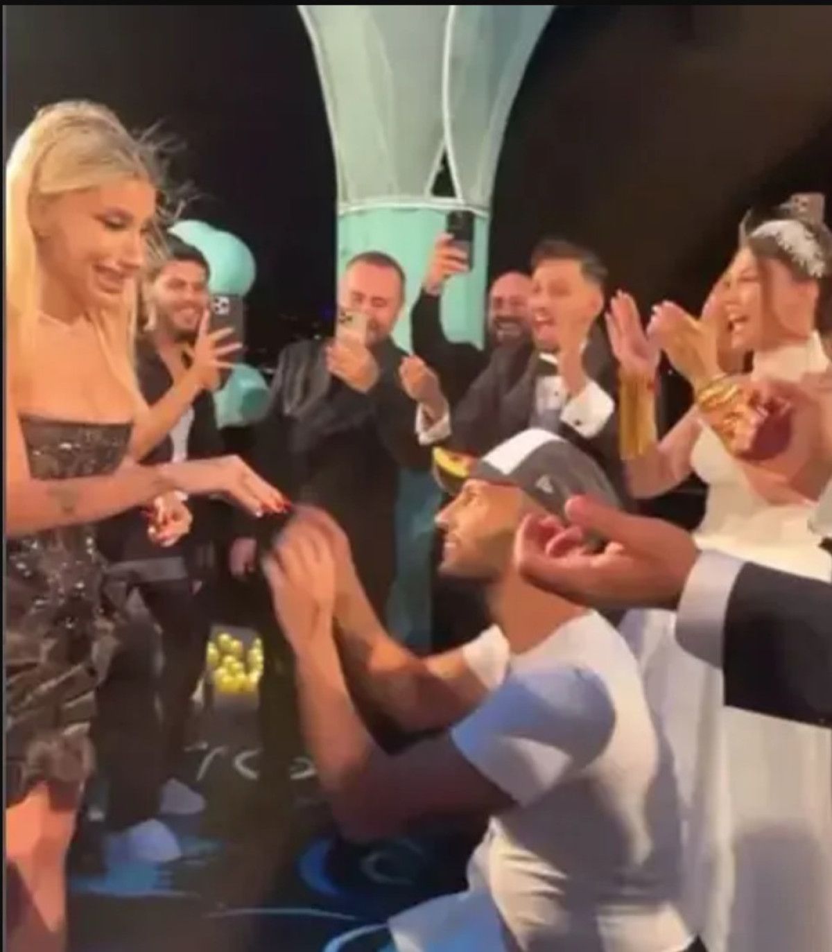 irem derici eda sakiz burak bulut ciftinin dugununde evlilik teklifi aldi 0 JPVQc6ZV