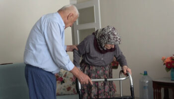 ispartada bir yasli cift asansor sorunu yuzunden hapis hayati yasiyor WbrJxMt5