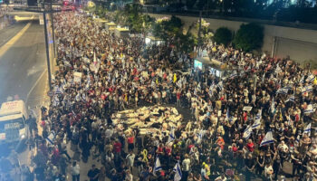 israilde hukumet karsiti gosteriler alevleniyor on binlerce kisi katildi pgu142l2