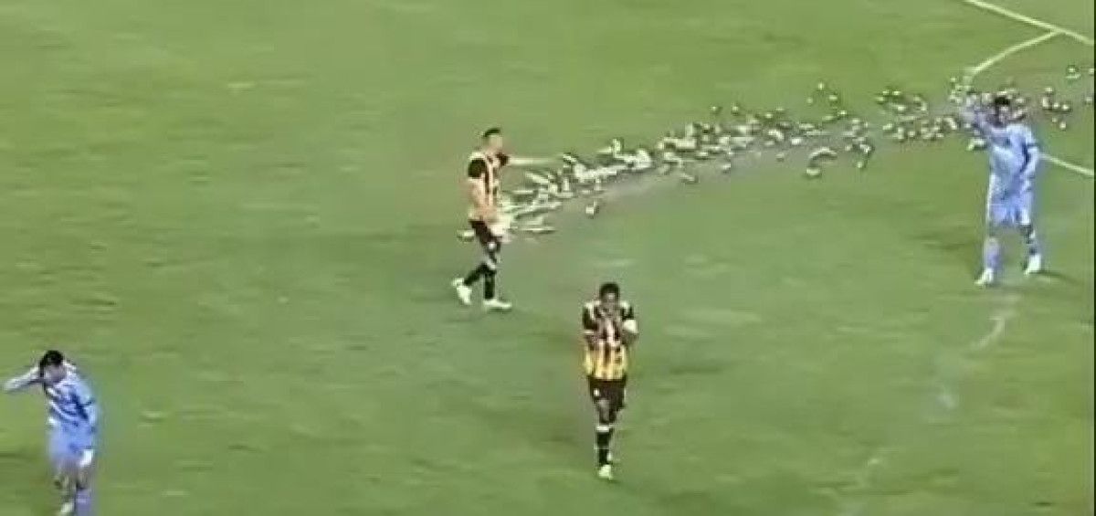 israilli taraftarlar letonyada ortaligi karistirdi futbolcuya havai fisek attilar 0 PSHKUyV1