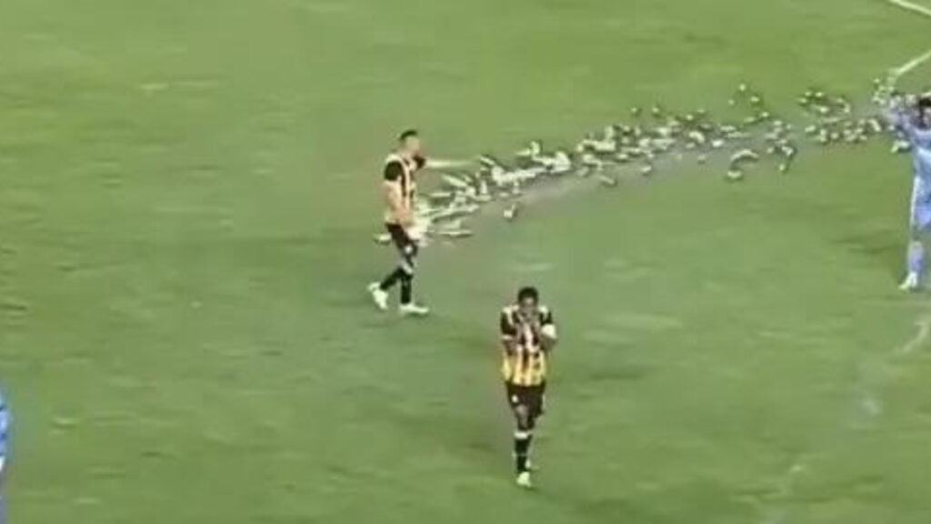 israilli taraftarlar letonyada ortaligi karistirdi futbolcuya havai fisek attilar WXbRs5YH