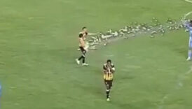 israilli taraftarlar letonyada ortaligi karistirdi futbolcuya havai fisek attilar WXbRs5YH