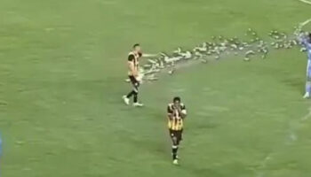 israilli taraftarlar letonyada ortaligi karistirdi futbolcuya havai fisek attilar WXbRs5YH