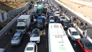 israilliler tel avivde ana yolu kapatarak esirlerin geri getirilmesini istedi TUdBs4hd