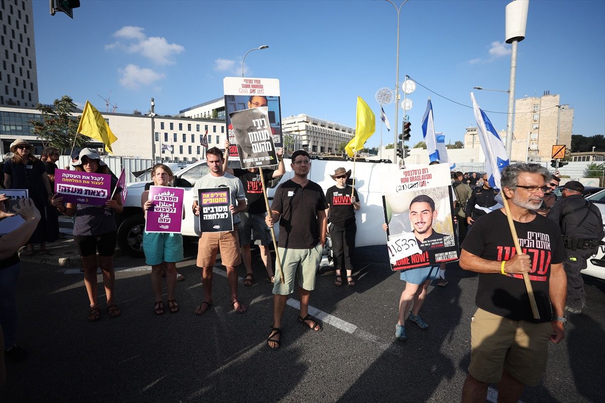 israilliler tel avivde sokaga cikti gazzede savasin sona erdirilmesi talebiyle protesto duzenleniyor 11