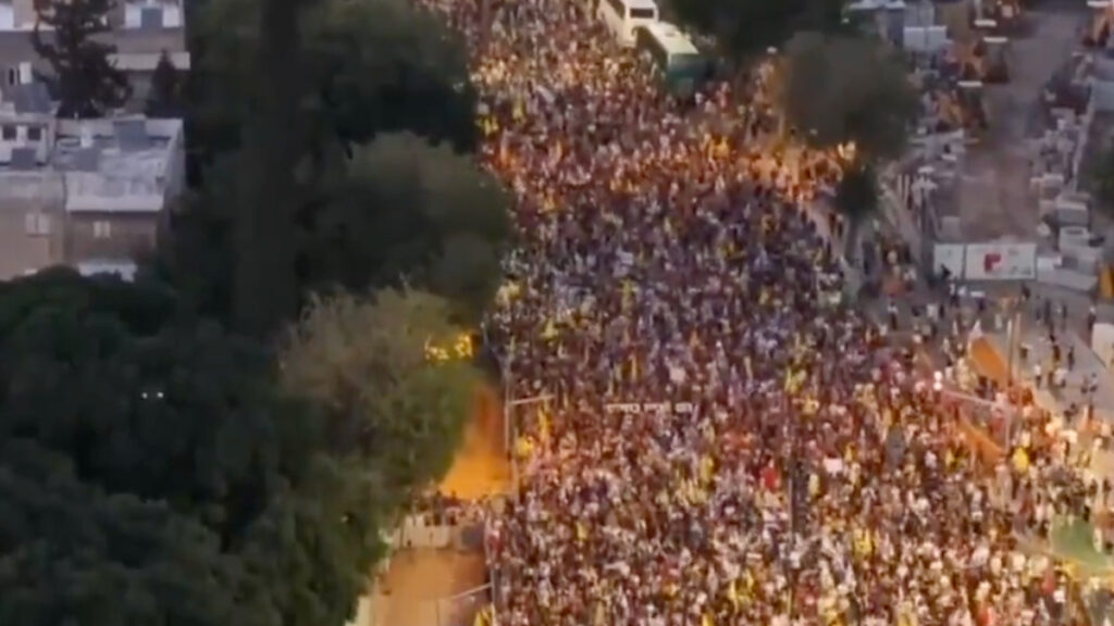 israilliler tel avivde sokaga cikti gazzede savasin sona erdirilmesi talebiyle protesto duzenleniyor wBrQhXZQ