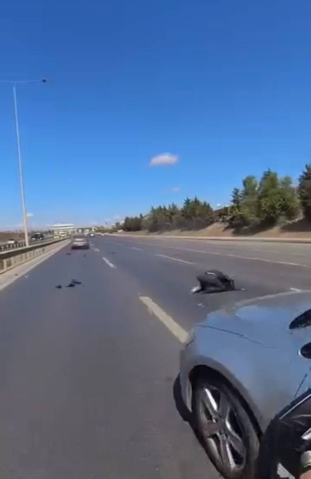 istanbul arnavutkoyde yola savrulan motosikletli araclarin altinda kalmaktan son anda kurtuldu 1 BXWUz3kv