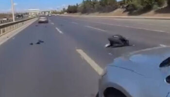 istanbul arnavutkoyde yola savrulan motosikletli araclarin altinda kalmaktan son anda kurtuldu YI1RQ3zb