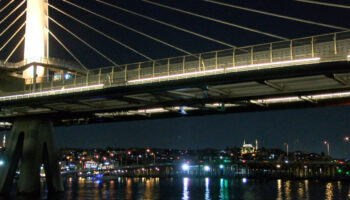 istanbul beyoglunda kopruden denize dusen kisi araniyor eszy2RL4