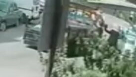 istanbul beyoglunda seyyar satici tartistigi musteriye araciyla carpti CnxCtrCm