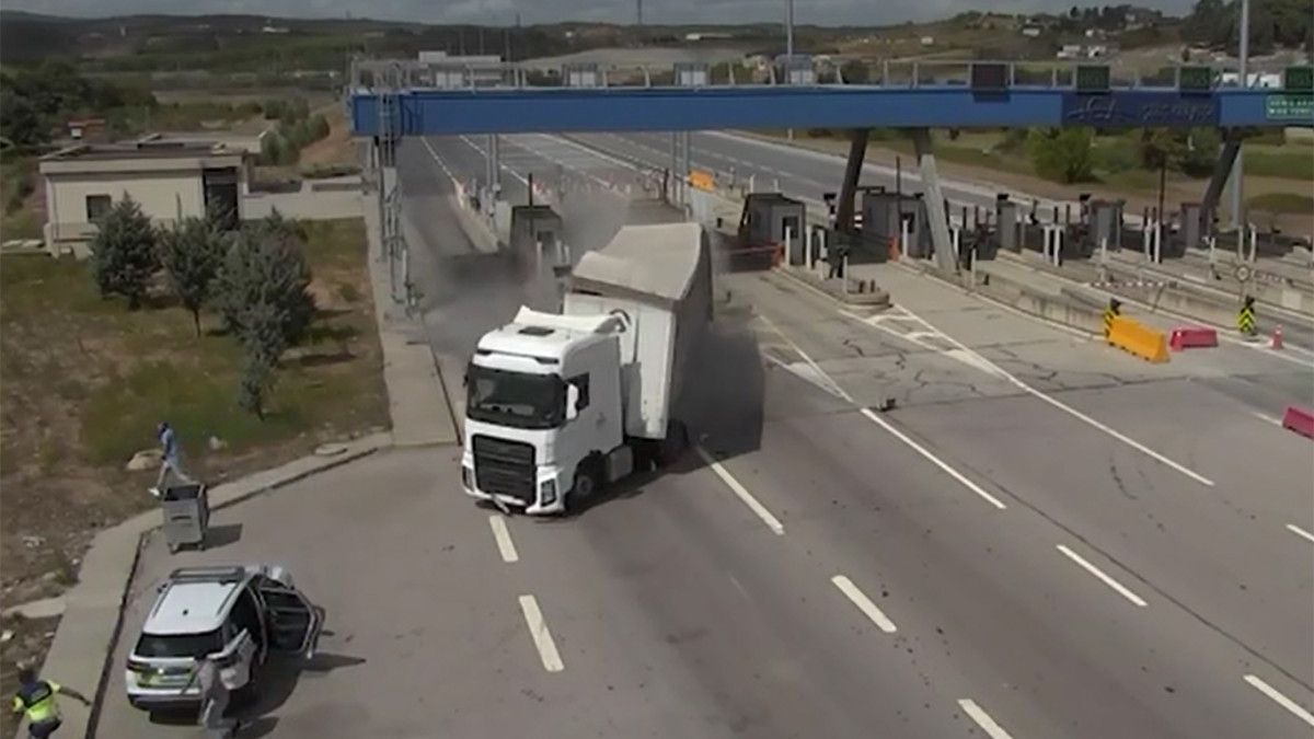 istanbul cekmekoyde tirin jandarma aracina carptigi kazada 5 kisi yaralandi 1 OsLBuJFC