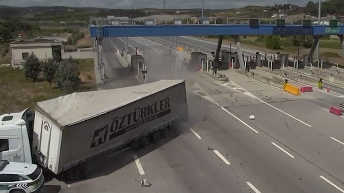 istanbul cekmekoyde tirin jandarma aracina carptigi kazada 5 kisi yaralandi 2 KJ3lbkFZ