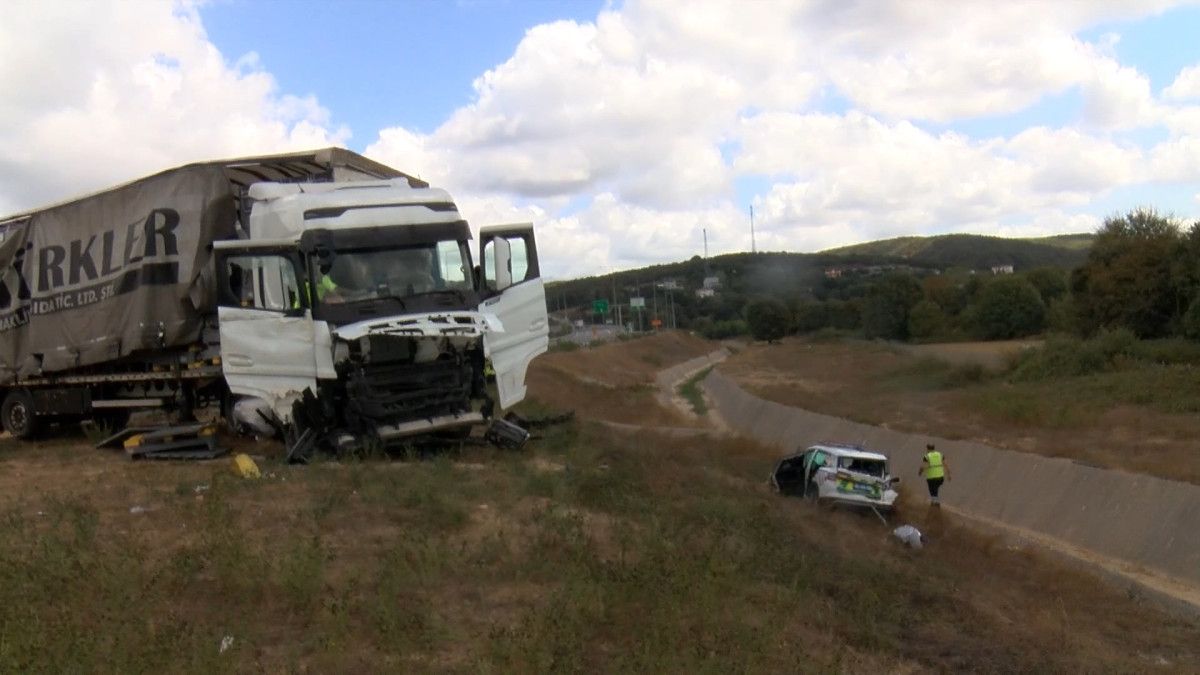istanbul cekmekoyde tirin jandarma aracina carptigi kazada 5 kisi yaralandi 3 bXuO3URh