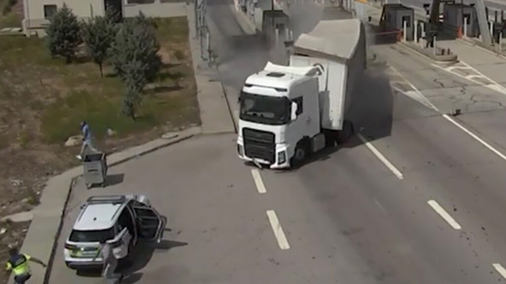 istanbul cekmekoyde tirin jandarma aracina carptigi kazada 5 kisi yaralandi r9pbriwX