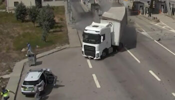 istanbul cekmekoyde tirin jandarma aracina carptigi kazada 5 kisi yaralandi r9pbriwX