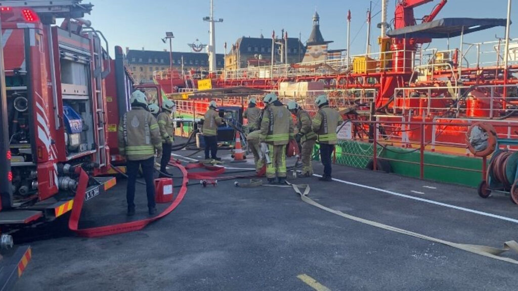 istanbul haydarpasa limaninda yangin ZvqgKYPb