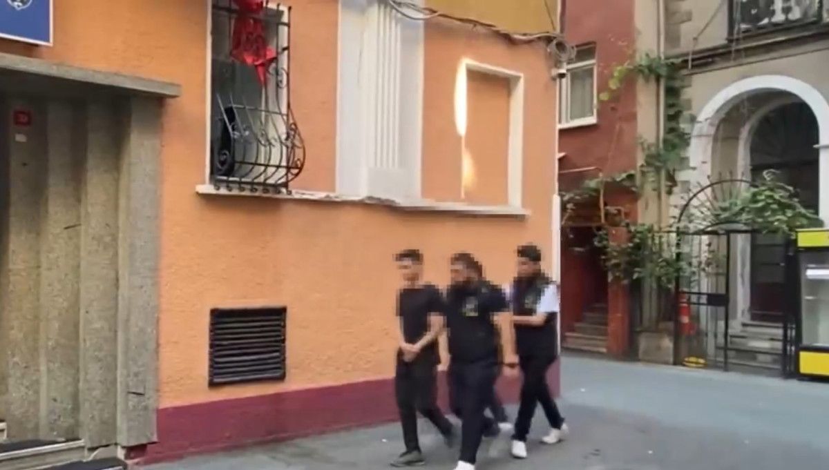 istanbul taksimde turiste kapkac kamerada 2 hB5jQlUH