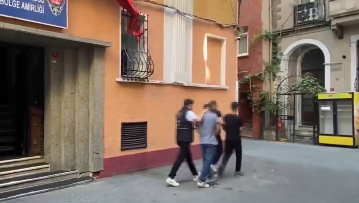 istanbul taksimde turiste kapkac kamerada 3 7GHppVkF