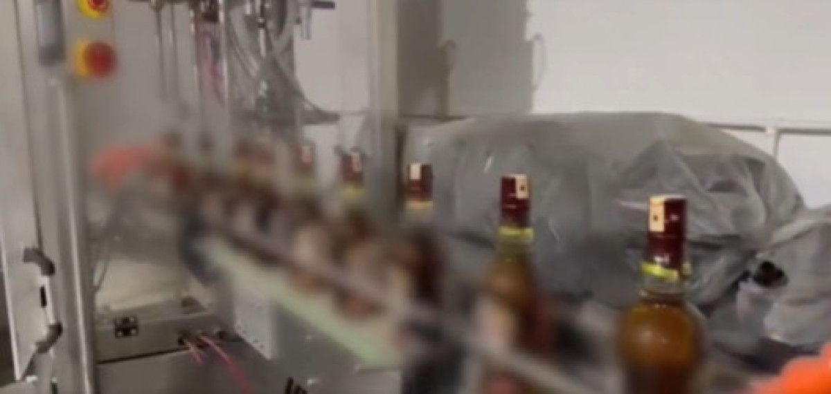 İstanbul ve Antalya merkezli 81 ilde kaçak alkol operasyonu: 121 gözaltı 2 istanbul ve antalya merkezli 81 ilde kacak alkol operasyonu 121 gozalti 1 EbyJXKk6