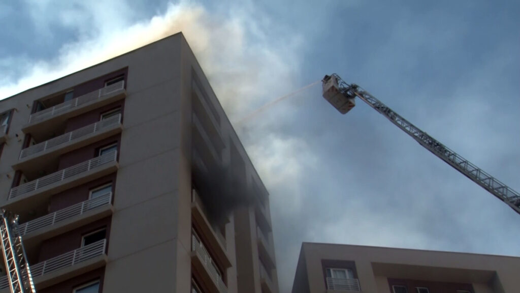 istanbulda 13 katli apartmanda yangin cikti uzun ugraslar sonucu sonduruldu mAIsNOv2