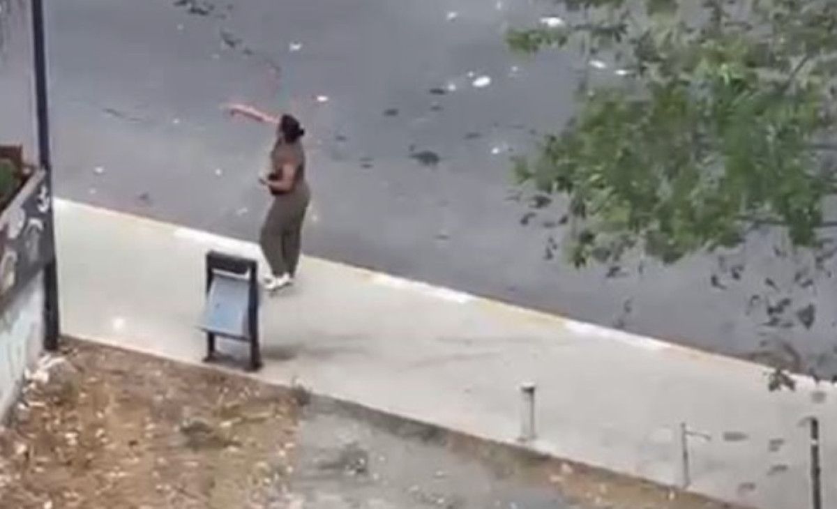 istanbulda bir kadin yoldan gecen araclara tasla saldirdi 1 MvqfPCjl