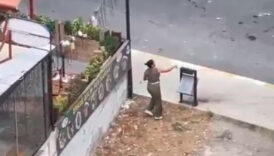 istanbulda bir kadin yoldan gecen araclara tasla saldirdi TZ1zy3Pf