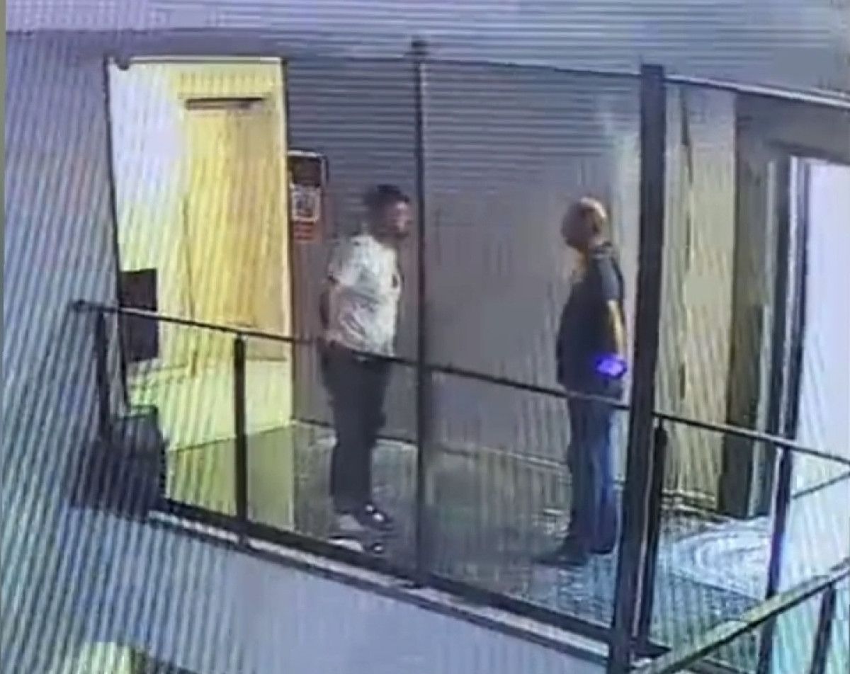 istanbulda cevreye rahatsizlik verdi kendisini uyaran resepsiyon gorevlisine saldirdi 3 ibsgtkKB